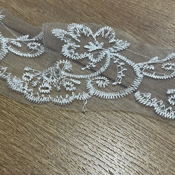 Wedding veil with lace trim one layer - Picture 3 of 3